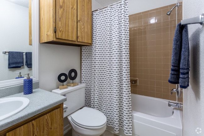 1BR, 1BA - 631SF - Bathroom