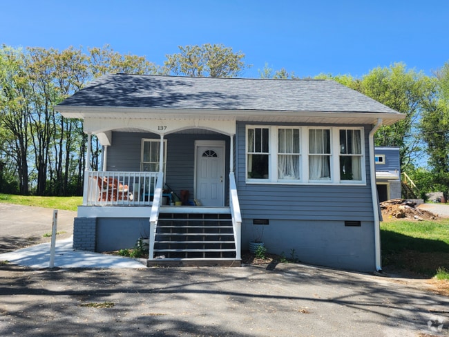 Building Photo - 137 Oakdale St Rental