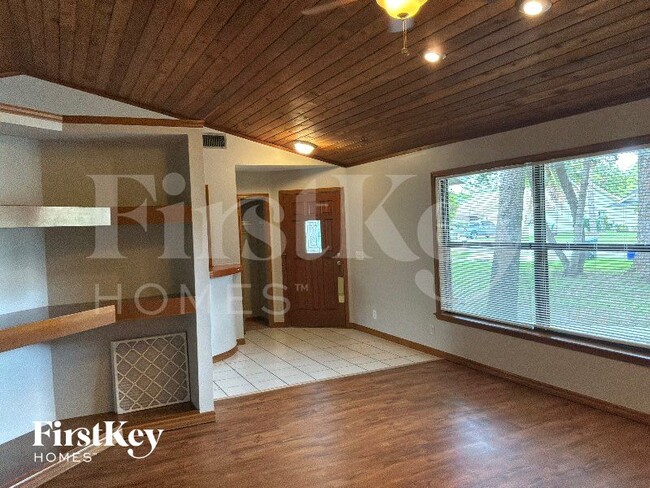 Photo - 878 Daffodil Dr