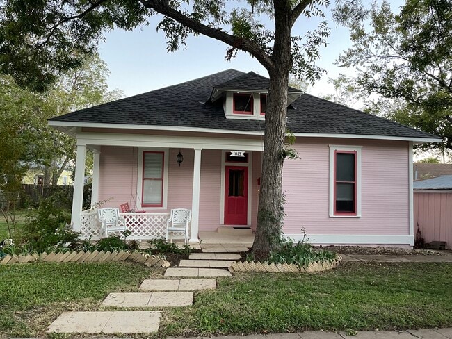 Building Photo - 1013 W 6th St