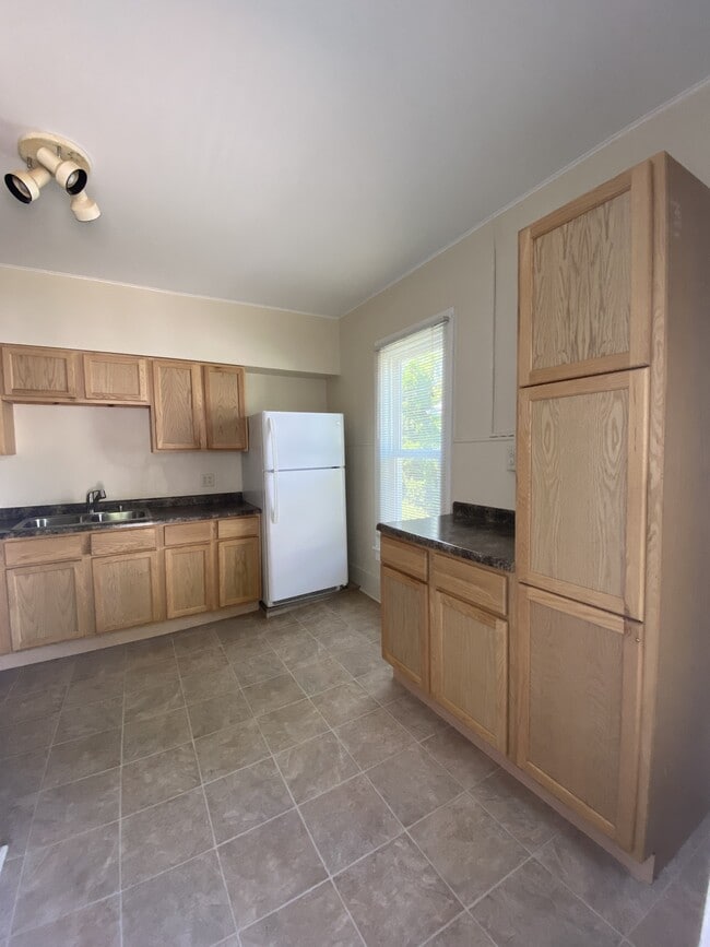 Photo - 524 W Grand Ave