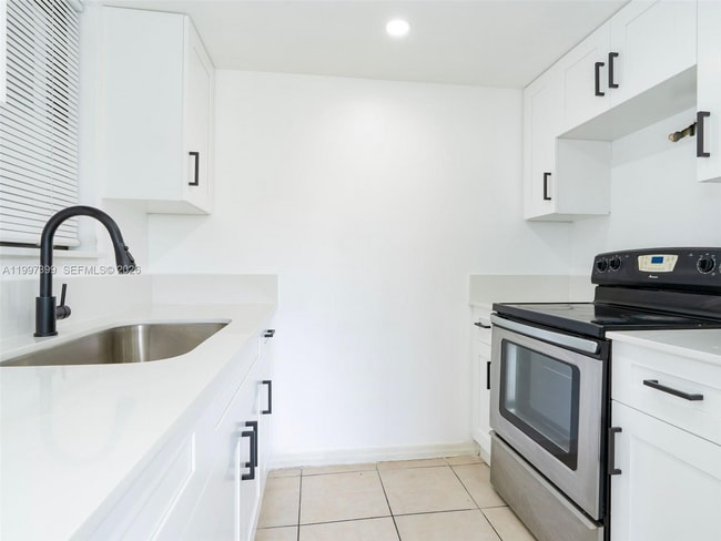 Building Photo - 1490 W 42nd Pl Unit 20-6