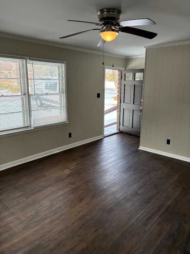 Photo - 803 Crawford St S