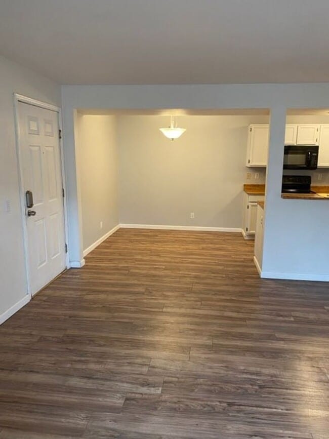 Photo - 2nd Floor 1bed/1bath with Laundry and Parking! Unidad 206
