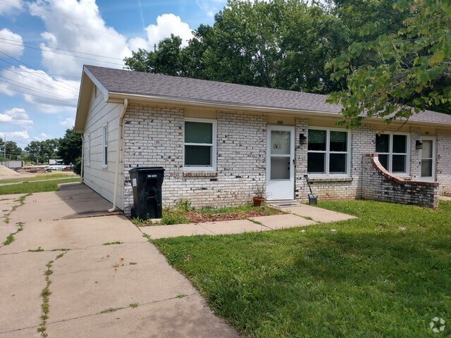 Building Photo - 2 Bedroom Duplex located on East Side of MHK! Rental