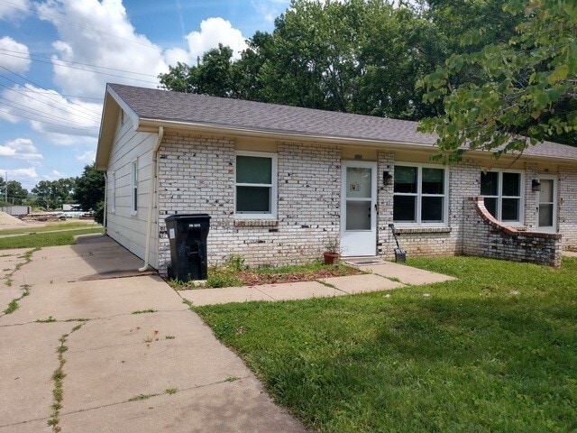 2 Bedroom Duplex located on East Side of MHK! - 2 Bedroom Duplex located on East Side of MHK! House
