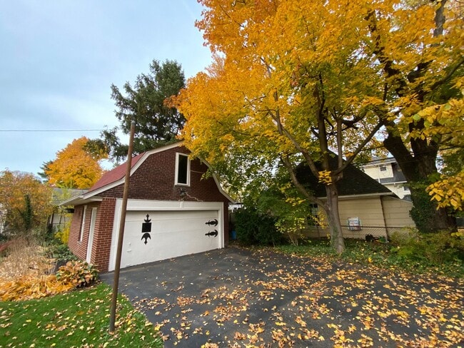 Photo - 5 Bedroom 4 Bath Home For Rent in Shaker Heights