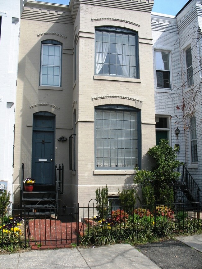Building Photo - 206 E St NE Unit 206B