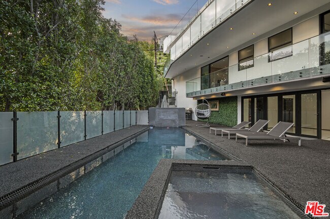 1680 Sunset Plaza Dr