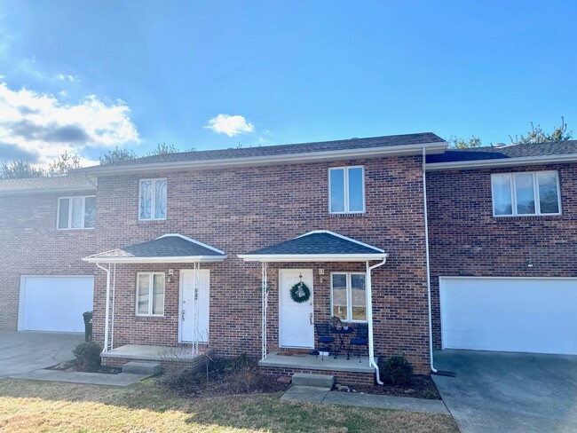 Building Photo - Beautiful 3 Bedroom, 2.5 Bathroom Condo Unit 15