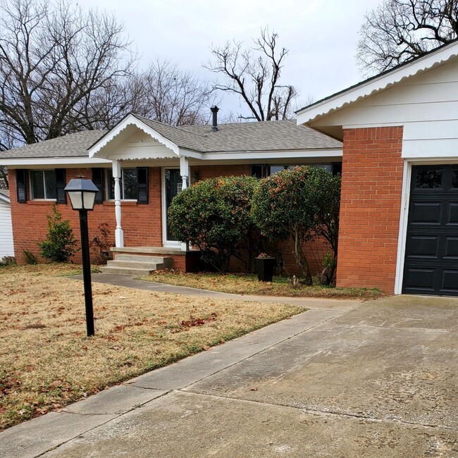 Photo - 700 N Woodland Dr House