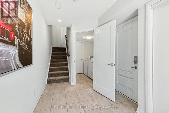 Photo - 906 Lixnaw Ct