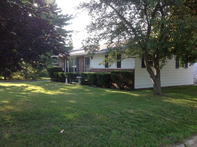 Photo - 2 Bedroom 1 Bath Home in Middlebury!