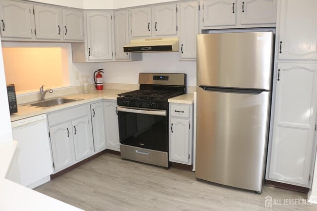 Building Photo - 405 Maplecrest Rd Rental