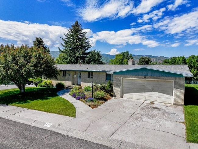 Building Photo - 675 University Dr Rental