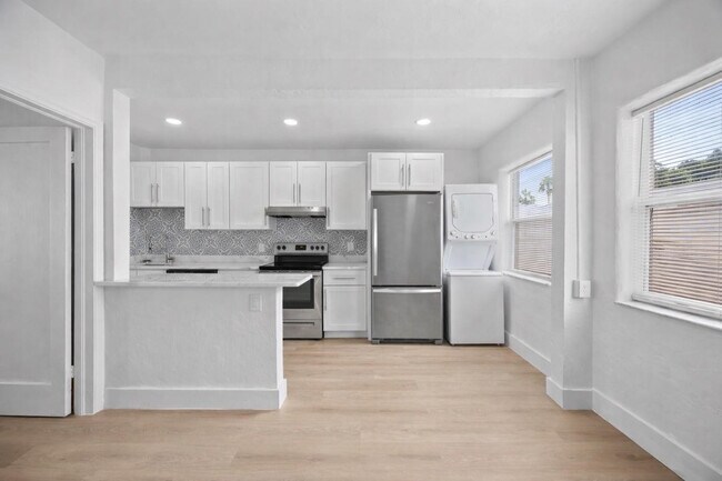 Building Photo - 412 SE 16th St Unit 2