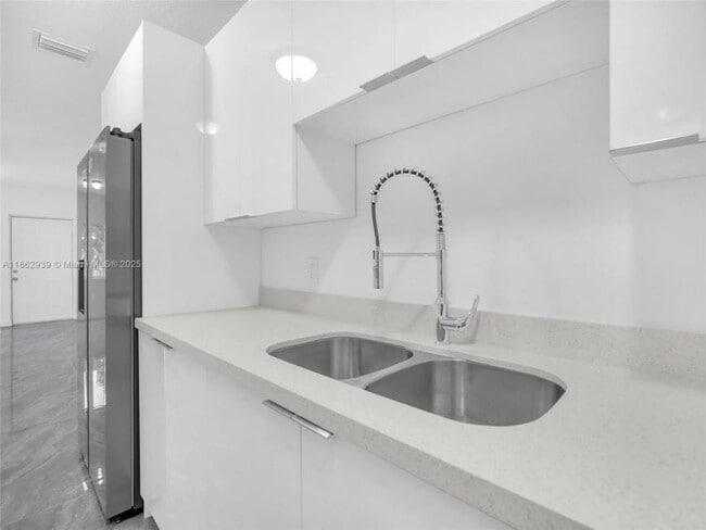 Photo - 3 bedroom in Miami FL 33142