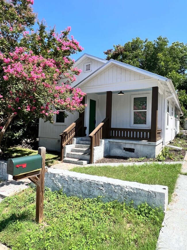 Building Photo - Charming East Austin Bungalow / Centrally ... Rental