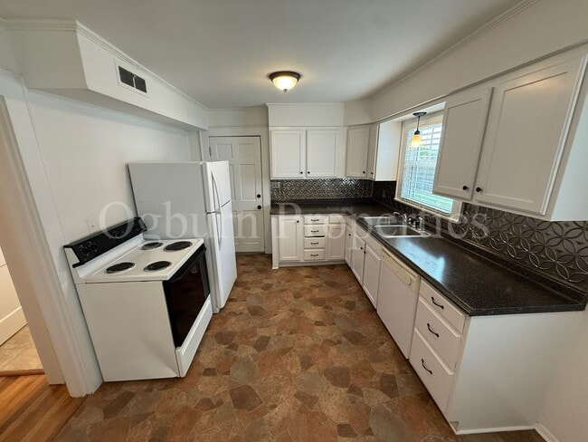 Photo - 2105 Queen St