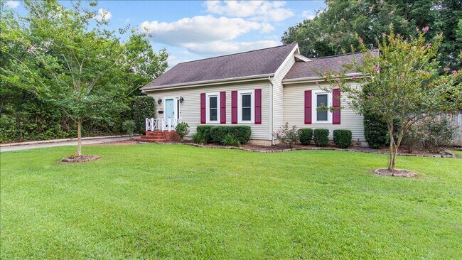 Photo - 709 W College St