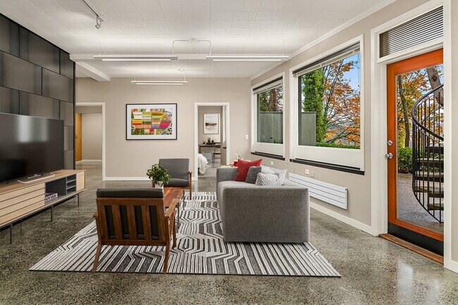 Photo - 2562 Dexter Ave N