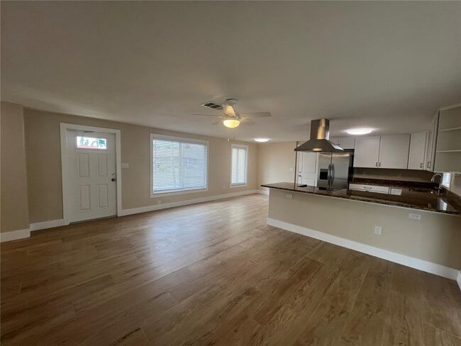 Photo - 421 Adams Ct NW