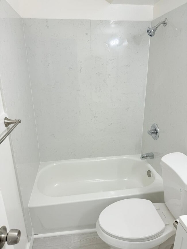 Photo - Sunset Lakeview - Fully renovated 3 bedroom, 2 bath with One open parking Unidad A1202