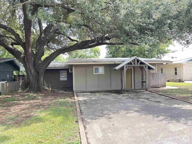 Building Photo - 1800 Bluebonnet Ln Rental