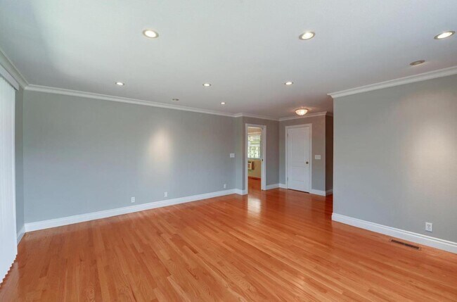 Photo - 6558 Crown Blvd