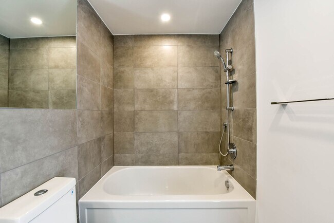 Photo - 900 Av. Rockland Unit 611