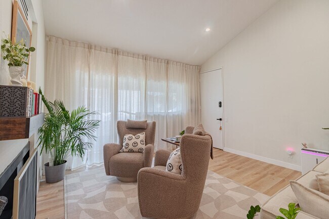 Photo - Beautifully remodeled top-floor 1b/1b cond...