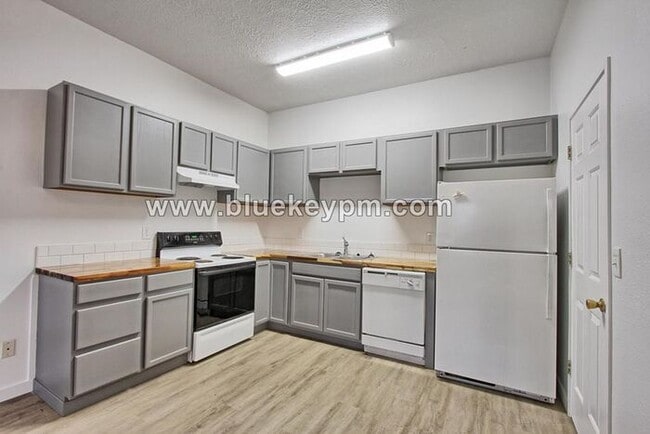 Photo - 1 Bed, 1 Bath Duplex Unit in Parkrose