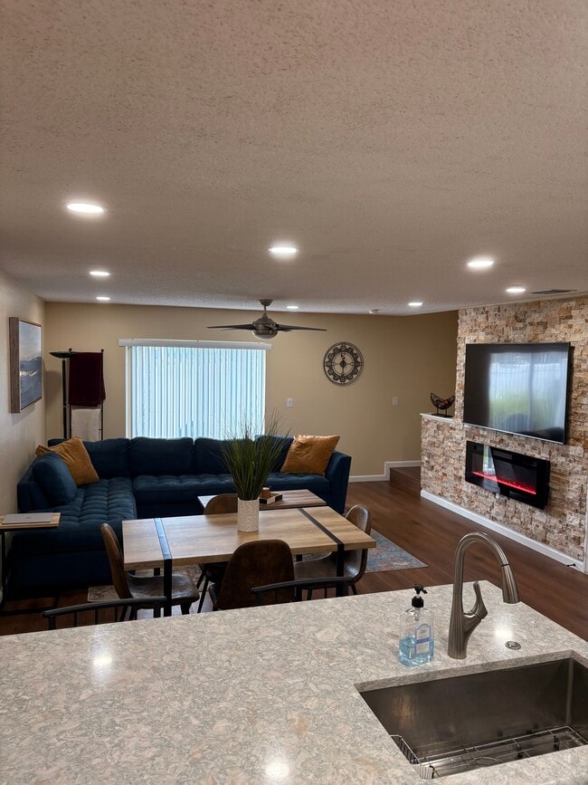 Building Photo - 8016 Savannah Sunset Ln Rental