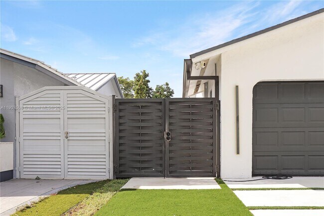 Building Photo - 11020 SW 140th Ave Unit Room