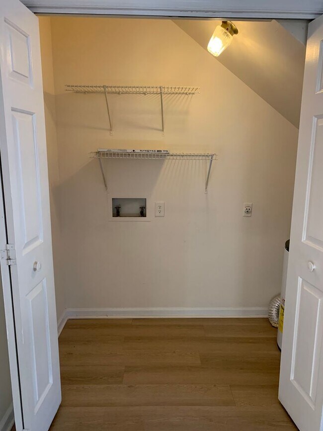 2 bedroom 2 bath end unit * one pet allowe... House House Rental in