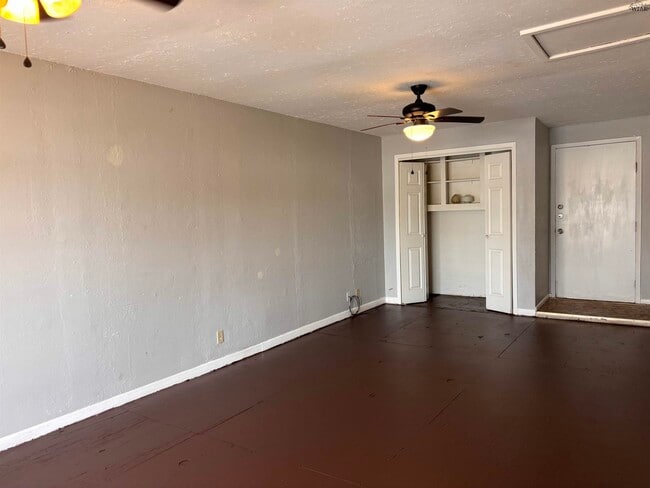 Photo - 1407 Harris Ln