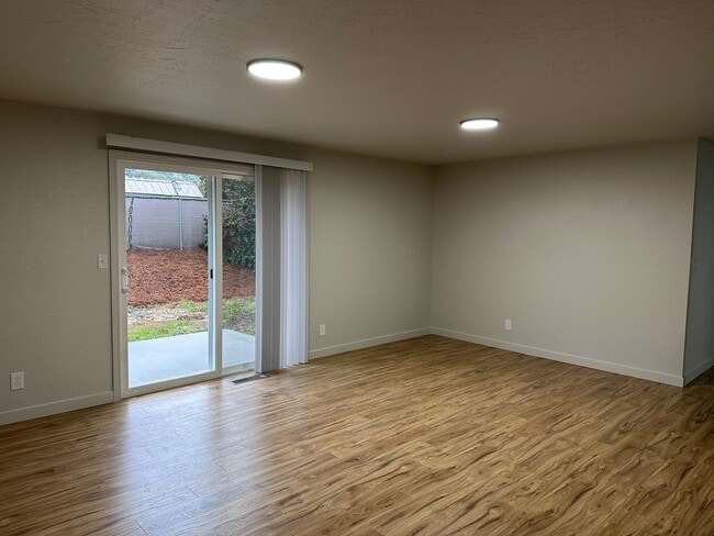 Photo - Myrtle Creek 3 bedroom home with 1 car garage
