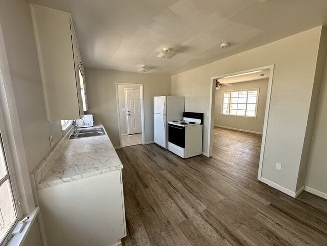 Photo - 544 N 7th Pl