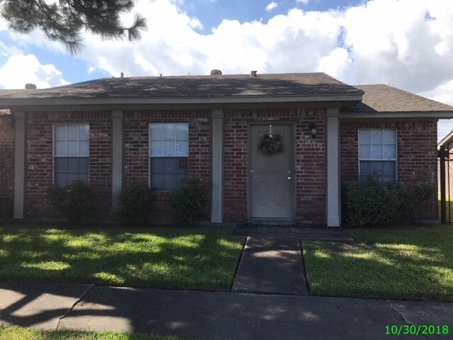 Building Photo - 3 BEDROOM 2 BATH PATIO HOME WITH  1112 SF