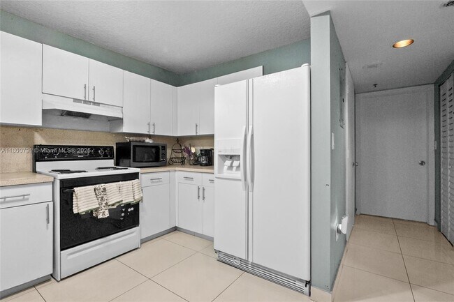 Photo - 104 SW 9th St Unidad 305