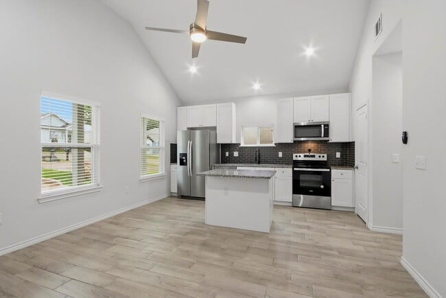 Building Photo - Welcome home to 16902 Balmoral!
