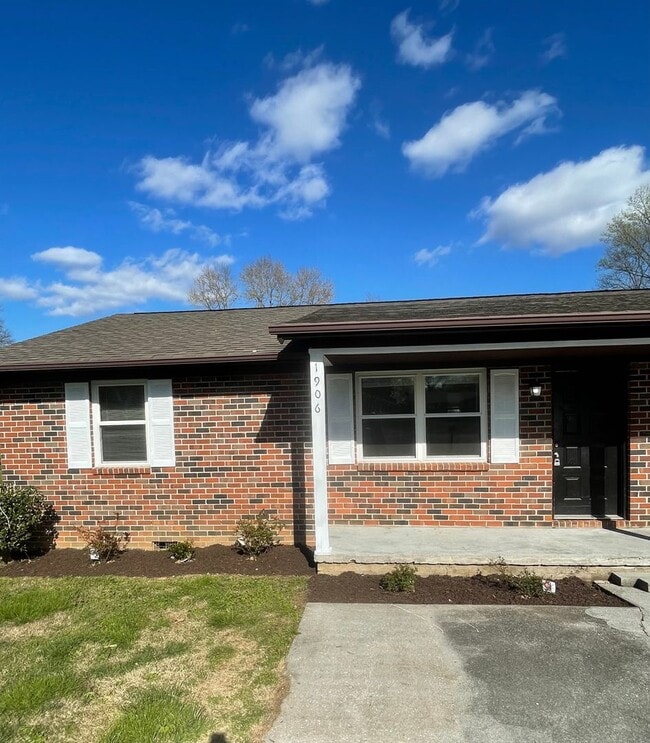Two Bed/One Bath Centrally Located to West... - Two Bed/One Bath Centrally Located to West... House