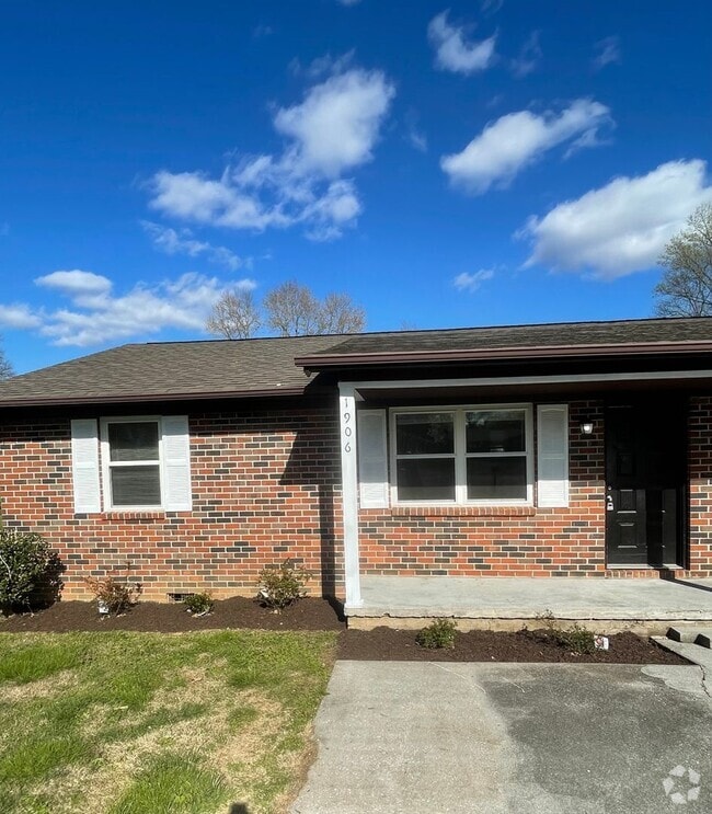 Building Photo - Two Bed/One Bath Centrally Located to West... Rental