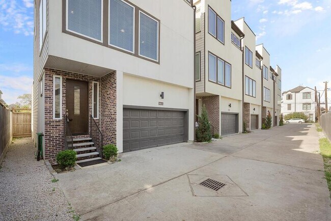 Photo - 906 W 17th St