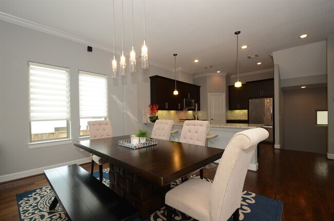 Photo - 2211 Hutchins St