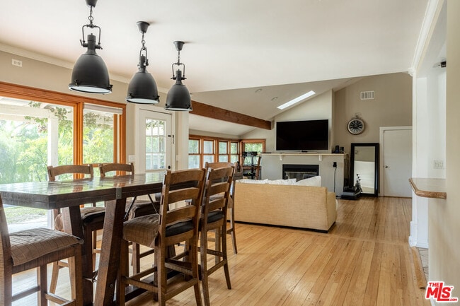 Photo - 19439 Oxnard St