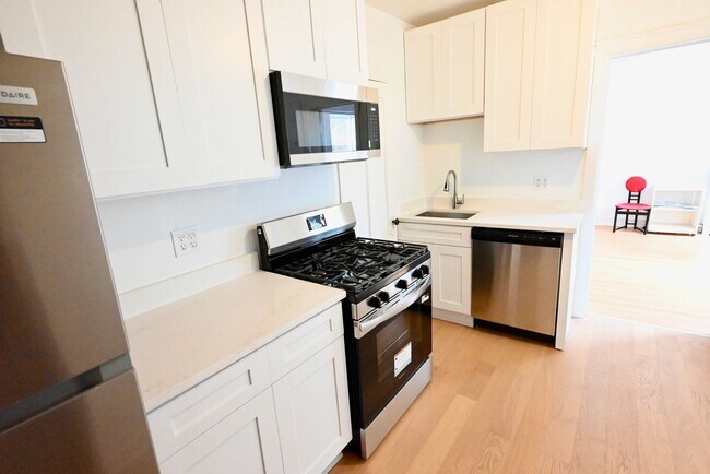 Building Photo - 2421 W Ardmore Ave Unit Apt 1