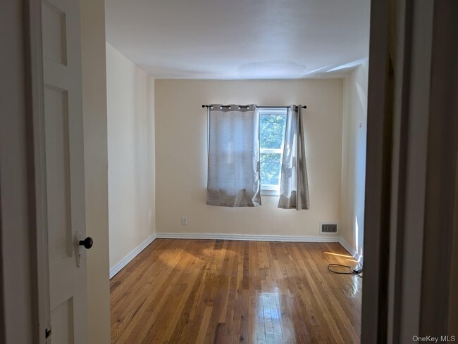 Photo - 75-40 197th St Apartamento