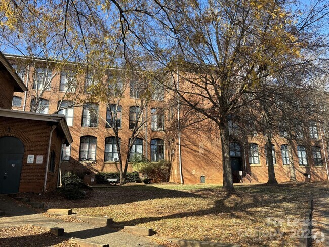 Building Photo - 201 S Hoskins Rd Unit 312 Rental