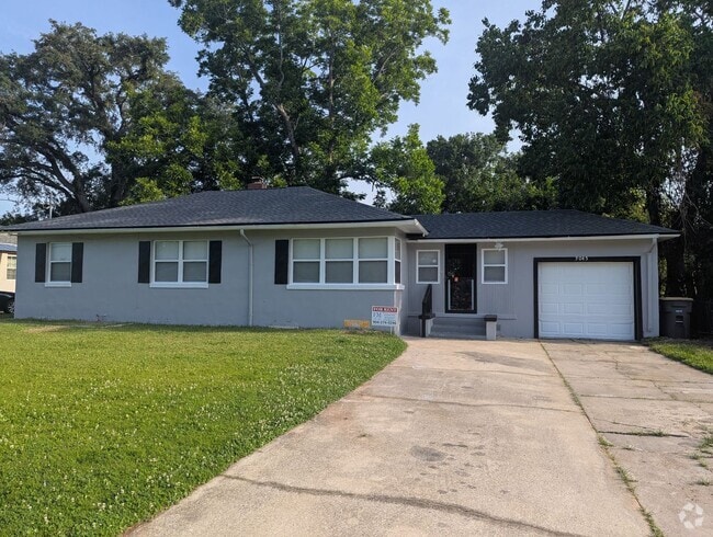Building Photo - REAR DECK WITH LARGE, FENCED BACKYARD - Th... Rental